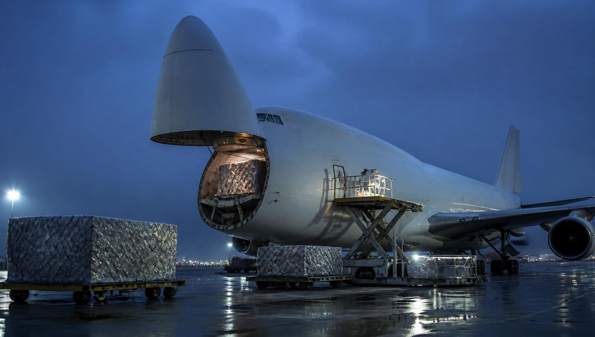 Frachtflugzeug am Cargo-Terminal bei Nacht